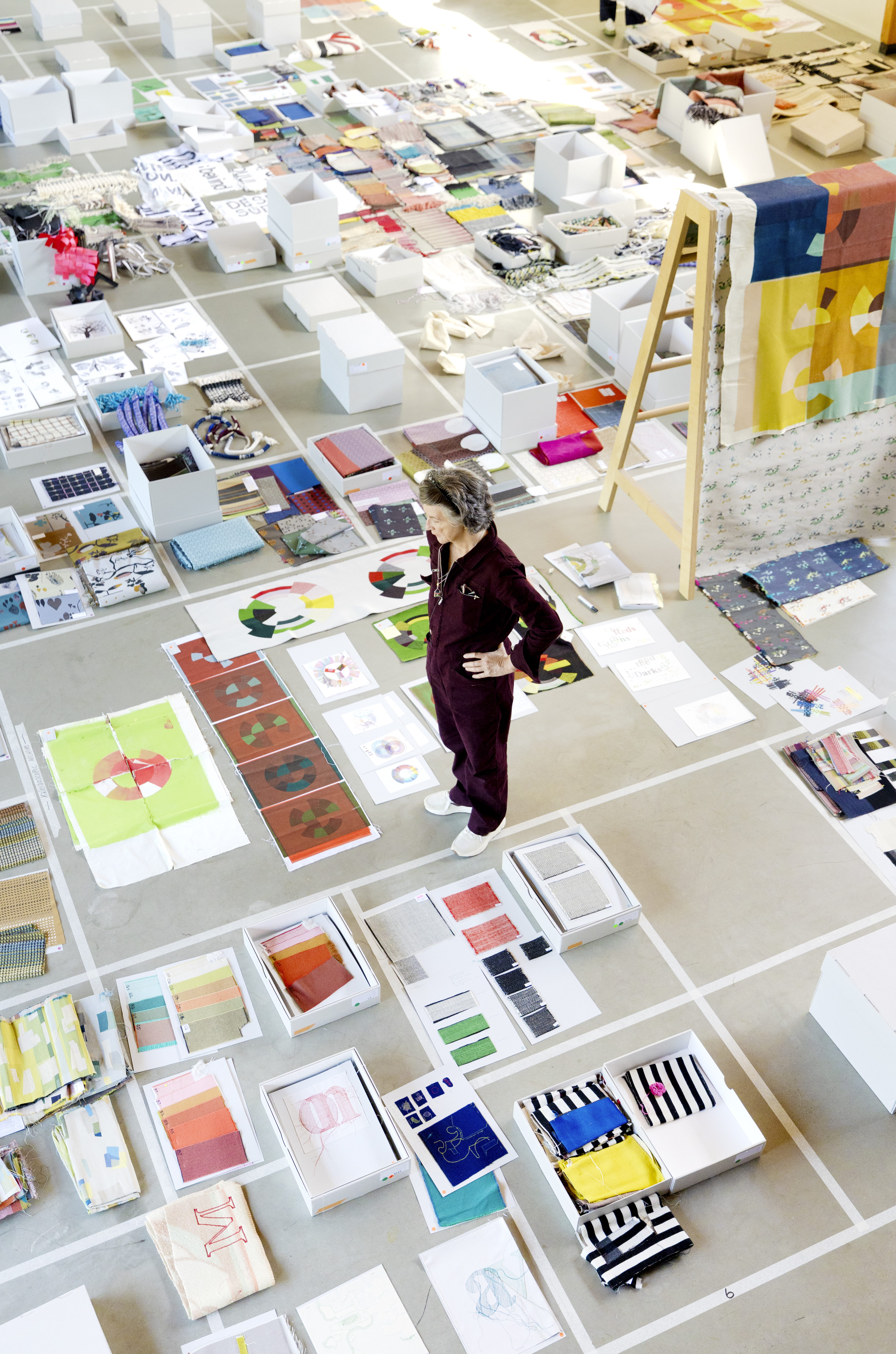 Hella Jongerius tussen haar archief.  Foto: Roel van Tour i.o.v. TextielMuseum